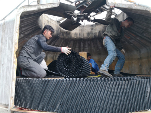 圓形<a href=http://tzhtuan.com/tags21_0.html target=_blank class=infotextkey>冷卻塔填料</a>更換