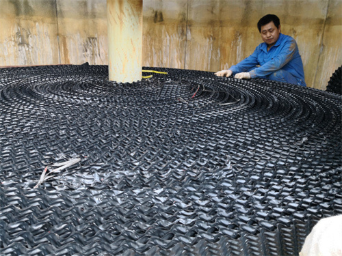 圓形<a href=http://tzhtuan.com/tags21_0.html target=_blank class=infotextkey>冷卻塔填料</a>更換